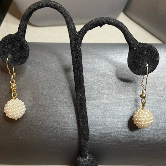Pearl Beaded Orb On Gold Tone Locking Wire Dangle Earrings Classic Wedding Look. - Picture 2 of 5